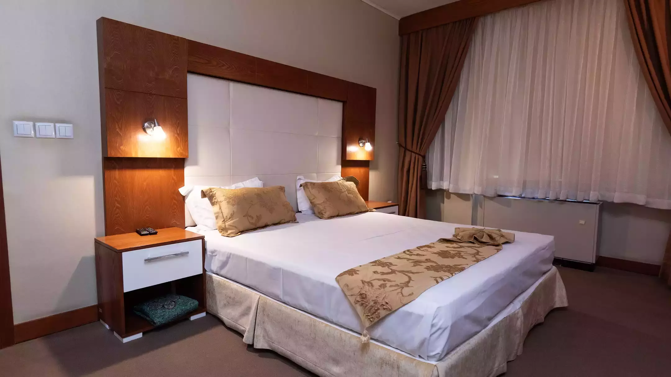 Alibaba https://cdn.alibaba.ir/ostorage/hotel-accommodation-images/67053f67666674792fccc6f5_66dc5989d35130671be32d93_هتل آبان - سوئیت یک خوابه دوتخته رویال (5).webp